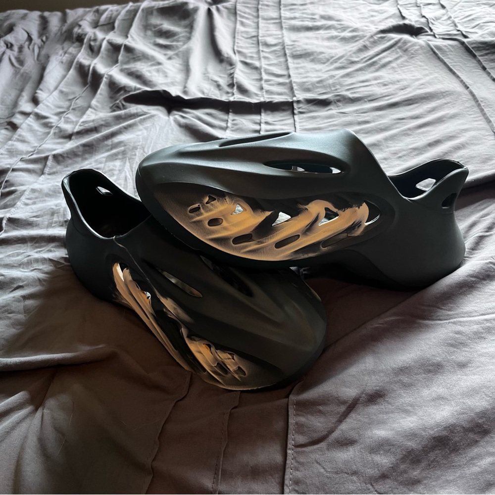 NEW Yeezy Slides (Replicas)